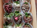 Te ayudamos a sorprender a los que más quieres..  Contáctanos al whatsapp 3103123510   #villavicencio #fresaspersonalizadas #fresasconchocolate #quieresserminovia #quieresserminovia❤️ #novia #sorpresa #chocolate #fresas