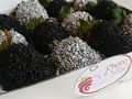 Bellas y elegantes fresas cubiertas en chocolate y lluvia de chocolate #regalos #fresasconchocolate #fresasacholatadas #fresas #chocofresas #cumpleaños