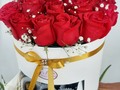 Hermosa caja de rosas con deliciosos #bombones #islademargarita #venezolanosenelmundo #rosas #arreglos #cajasderosas