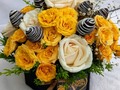 Las rosas amarillas simbolizan la alegría de vivir, el optimismo y la energía, por eso son el regalo perfecto para algún amigo que se encuentra decaído y también para celebrar la alegría de una amistad o de un encuentro. Se trata de una flor perfecta para decorar cualquier espacio, aportándole belleza y luz. . En Choco Sabores Fruits  Hacemos únicos tus momentos. . .🍫🍓#hechoamanoconamor #cumpleaños #tendencia #regalosenmargarita #desayunosorpresa #deliverymargarita #arreglosfrutalesislamargarita #margariteñosenargentina #pampatar #islamargaritavenezuela #buendia #regalos #frutillasconchocolate #fresas #chocolate #arreglos #buenosaires #venezuela ##fresasconchocolate #fresas🍓 #fresasyrosas #fresasdecoradas #fresasychocolate #fresasconchocolate🍓🍫 #fresasorpresa #cajadefresas #margariteñosenbuenosaires #margariteñosenelmundo #venezolanosenmontreal