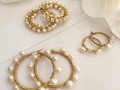 Si deseas darle un aire más sofisticado a tu outfit nuestros zarcillos Pearls Hoop son una gran opción. 🤩   ¿Con qué los combinarías? Cuéntanos🤗❤️   #cintifas #cintifaslovers #bañodeoro #zarcillos #maracaibo