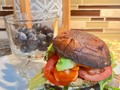 Un de mis comidas favoritas Hamburguesas de pavo 🦃   Opciones puedes ponerles pan integral o puedes poner champiñones 🍄 portobello cómo pan y acompáñarlo con una fruta de tu preferencia!!  Feliz Domingo 🔥 . . #cuidatucuerpo