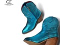 Botas Bolonia azules   Desliza para ver estas hermosas  🏷  📱321-381-8367 📱311-852-1365  #claudiazaratetendencias #cambios #changes #zuecos #medellin #colombia#botines #botas #botasmedellin