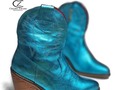 Botas Bolonia azules   Desliza para ver estas hermosas  🏷  📱321-381-8367 📱311-852-1365  #claudiazaratetendencias #cambios #changes #zuecos #medellin #colombia#botines #botas #botasmedellin