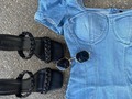 Para 2022 la tendencia de mangas abombadas de estilo dramático seguirá vigente y varios modelos de bodysuit se valen de este tipo de mangas que acentúan el talle femenino.  Bodysuit jeans ..  40$ SML Sunglasses 20$ Sandalias  (Pocas tallas)  🅒🅞🅘🅚 🅣🅔 🅥🅘🅢🅣🅔 !!   📍VISÍTANOS  Ubicados en el centro comercial Galeria las Americas local PB. San Antonio De Los Altos.  LUNES A SÁBADO   10:00 AM - 5:30 PM  Haz tu pedido ya !! #contactanos para mayor comodidad en nuestro perfil se encuentra el link directo para ingresar a nuestro WhatsApp   ENVÍOS 📦 A NIVEL NACIONAL  DELIVERY GRATIS EN LA ZONA   #coikteviste#love#tendencia#dress#vestidos#sanantoniodelosalto #fashion #style #picoftheday #model #bhfyp #art #beauty #instadaily #me #smile #likeforlikes #followme #ootd #fashionblogger #moda #happy #myself #instalike #cute