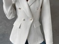 Nos llegó esta hermosura, realmente entre nosotras … si existe el amor a primera vista jajaja  Blazer con botones dorados  SML    🅒🅞🅘🅚 🅣🅔 🅥🅘🅢🅣🅔 !!   📍VISÍTANOS  Ubicados en el centro comercial Galeria las Americas local PB. San Antonio De Los Altos.  LUNES A SÁBADO   9:30 AM - 5:30 PM  Haz tu pedido ya !! #contactanos para mayor comodidad en nuestro perfil se encuentra el link directo para ingresar a nuestro WhatsApp   ENVÍOS 📦 A NIVEL NACIONAL  DELIVERY GRATIS EN LA ZONA   #coikteviste#love#tendencia#dress#vestidos#sanantoniodelosalto #fashion #style #picoftheday #model #bhfyp #art #beauty #instadaily #me #smile #likeforlikes #followme #ootd #fashionblogger #moda #happy #myself #instalike #cute #photo #blazer