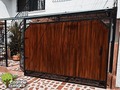 🏠Cubrimiento de portada con tablas en madera plástica.🚪 ♻️100% plástico reciclado. 🪵Apariencia madera vegetal (esmaltes, bases y tintillas pra intemperie)  🎨Tu escoges el color y nosotros lo materializamos.   • • •  #arquitectura #colombia #architecture #diseño #design #bogota #medellin #construccion #photography #interiordesign #art #arte #diseñointerior #architecturephotography #interiorismo #photooftheday #instagood #fotografia #archilovers #architecturelovers #barranquilla #casa #render #concreto #cali #hogar #diseñodeinteriores #edificio #cucuta #archdaily