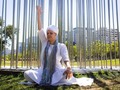 Variación de Sat Kriya para unirse con el infinito . . Recordemos que: Sat Kriya es una técnica poderosa de elevación energética y estabilidad en nuestro primer centro ó chakra . . Para realizarlo: eleva tu brazo derecho la palma mira hacia el lado izquierdo, lleva tu brazo lo más cerca de ti sin forzar, la mano izquierda va a tu rodilla . . Lleva la mirada interna en el entrecejo . . Repite SAT llevando el punto del ombligo hacia dentro y NAM punto del ombligo hacia afuera . . Tiempo: 3 a 31 minutos . . .  Fotógrafo: @simplyoz  #yoga #chakra #muladhara #yogahoy #bienestar #salud #yogaysalud #kundaliniyoga #yogi #yogini #respiration #inspiraciones