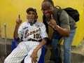 En la primera foto hablamos de cuánto faltaba para el 21. En la segunda lo celebrábamos.   Que tenga buen viaje CHIVITA. Que nos siga señalando con su guante y su número 1 y siga haciendo bulla con la corneta.   DIIIIIIIICEEEEEE