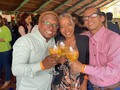 Hoy es jueves de #tbt y aquí estamos nosotros tres.   Ya calificamos como TEBETÉS ANDANTES.   Yo, el de Los Lunes.  COQUITO con Tío Simón   Ella, @teresitaduque03, la de Los Jueves.  TERESITA con Tío Simón.   Él, @chusmita11, el de Los Miércoles.  CHUSMITA con Tío Simón.   Sí, faltan algunos, pero no están en Venezuela.   ¿Cuál era tu preferido?  DIIIIIIIICEEEEEE.