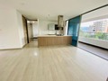 Vendo apartamento, El Poblado, sector Castropol. Sitio tranquilo sin ruido, frente a un parque, acabados modernos, espacios muy iluminados, fresco con ventilación cruzada por 3 fachadas.  126 m2 $740.000.000  3 alcobas, 2 can baño, alcoba principal con balcón.  Amplia zona social con salón, comedor, estudio. Cocina abierta. Amplio balcón con hermosa vista.  2 parqueaderos independientes. Unidad con piscina, salón social, juegos infantiles y cancha de squash.  Admon $475.000