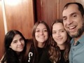 Este era el equipo de "Arteee" de @dondestan.corto Unas mujeres geniales, inteligentes, y que yo de cariño les decía "mi peor pesadilla 😂" A cada rato llegaba Mafe y me decía "Di caprio.. vente". Ana con sus locuras y Andreína venía una y mil veces a chequear todo. Vivimos momentos de angustia cuando se fue la maquilladora ya en la noche del primer día de rodaje y hubo que resolver poniendo y quitando ojeras. 🤣 Jamás me habían maquillado tanto...   Chicas gracias por todo y miles de bendiciones mucha luz en todo lo que hagan. @andreinadefreitas_   #film #actor #cine #actorlife #actorvenezuela