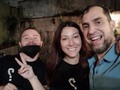 De este equipo de @dondestan.corto también destacan:  En orden de aparición  1) La gente de sonido el gran Junior y Gaby. Este fue uno de los desafíos mas grandes, recuerdo en una madrugada intentar entender porque los zapatos me sonaban tan mal en el piso. Me los cambié, pusimos cartón, tirro, de todo y al final pudimos grabar aunque fue una pesadilla 😀. Gracias chamos los quiero!  2) En esta están las chicas del script y la producción ejecutiva Valeria. Recuerdo que una de esas noches tuvo que maquillarme y lo más difícil era que tenía que haber continuidad en el look con la escena anterior! Fue duro pero lo logramos.  3) Está última foto es del gochito. Ellos suministraron las cámaras y estuvieron allí todo el tiempo, son geniales. Un día almorcé con Anthony que no está en esta foto pero que estuvo allí siempre. @skyland.01  #films #cine #cortometraje #venezuela🇻🇪 #actorlife #actor #oscars #actorvenezuela