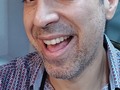 Exhausto  Haciendo todo lo posible  Sin saber si hay algo que estoy olvidando Algo que quizás sea capaz de hacer, pero aun no me haya enterado que puedo hacerlo por temor a intentarlo   Tomarse un descanso sería sencillo Con las hojas que quedan en el cuaderno, es mejor escribir con letra pequeña y pensar muy bien cada palabra que voy a escribir  Porque se escribe con tinta indeleble   Porque lo escrito se tacha pero jamás se borra  Porque el descanso es holgazanería y el tiempo está para ser utilizado   Nadie me dijo de pequeño que la tinta era indeleble.