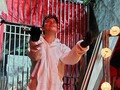 Hoy tuve oportunidad de ver a mis queridos compañeros de teatro haciendo un trabajo increíble en @microteatrovzla  5 obras geniales  Hubo sin embargo un momento esta noche que fue mágico, porque me llevó muchos años atrás y me hizo recordar los festivales de teatro internacionales donde hacían teatro de calle.  Esta noche la obra escrita y dirigida por @moisesberr y protagonizada por @johavillafranca era en un espacio al aire libre, y en un momento cumbre de la obra comenzó a llovisnar. Caía el agua mientras el entorno apocalíptico de la obra se fundió con el público y yo me sentí dentro de una película asiática. Impresionante el trabajo de ambos porque todos estuvimos allí esperando el final. Son increíbles!  El trabajo de @mariosudano, @desimonasterios y el chamo que esta gigante estuvo genial. Una película en vivo con una maravillosa yuxtaposición de imágenes que fueron contando una historia.   Finalmente la obra donde actúa mi gran amiga @mylylavoz Antonio y dirige @dairop fue sutil y profunda al mismo tiempo donde se pone en evidencia el tan de moda síndrome de Es (Hay países enteros que lo sufren)  Les recomiendo ir a ver mañana domingo el último día de MicroCrimen en @teatrexbosque  #teatrovenezolano #teatrodeun4to #Microteatrovzla #microcrimen