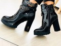 Lindos botines negros con apliques en correas con letras, línea italiana  Disponibles.. Realiza tu pedido al WhatsApp 3152479821 o escríbenos al DM  #botines #botinesmujer