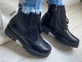 Botines negros con cierre frontal, disponibles.. Escríbenos al WhatsApp 3152479821 o escríbenos por mensaje directo.. #botines #botinesnegros #botinesmujer