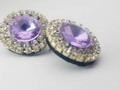 Botones de cristal, este morado 💜 es una belleza. Pero también puedes personalizarlo en otros colores .  Hecho a mano . Pieza disponible en #Chile 🇨🇱 .  #CreacionesAlug #Accesorios #TiendaOnline #HandMade #Love #FollowMe #Accessories #Chic #Moda #Outfit #Jewelry #Belleza #FullTendencia #AccesoriosDeModaChile #Blogger #Miniworldchile #DesignersVenezuela #Fashion #LikeForLikes #instagood #SantiagodeChile #ModaVenezolana #VenezolanosEnElMundo #zarcillos #Earrings #Cristales #Valencia #Venezuela . .  Códigos: ChZ- 0134.