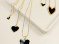 Muy difícil decidirse por uno ✨🖤.  Cadenas de baño de oro con corazones negros.  Info: al Dm 📩. Disponibles en #Santiago   #CreacionesAlug #cadenas #collares #accesoriospersonalizados #chile #ventaschile #venezolanaenchile #tendencias