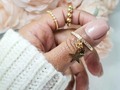 Unos lindos anillos para completar nuestro look no pueden faltar ✨... Y si son varios, mejor todavía.  ________________________________________________________  Los anillos son ajustables, menos el de balines. Y el anillo que tiene las estrellas colgantes se puede personalizar.   Material: baño de oro. Info: al Dm 📩. Envíos ✈️ a todo #chile.  #CreacionesAlug #anillos  #ring #accesorios #tendencia #rings #collares #dorado #ventaschile #Pyme #accesoriospersonalizados #santiagodechile