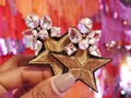 Aros Super Star ⭐.  Para las fanáticas de las estrellas, zarcillos de parches con el toque glam de los cristales.   ✨Fondo Instagrameable: @globoscolorscl  ✨Modelo: @anni2783  ✨Evento: @open_trendy  #CreacionesAlug #aretes #hechoamano #fashionblogger #aros #regalosoriginales #piezasunicas #zarcillos #opentrendy