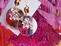 Amo los zarcillos que son piezas únicas ✨. Y eso lo que refleja nuestra Colección de Glam, únicos como tú.  Zarcillos de base acrílica rose metalizada, decorados con cristales en una base de baño de oro 💛.  Son ideales para un coctel 🥂 o simplemente para elevar tu outfi el toque glam que nunca debe faltar.  ✨ Fondo Instagrameable fabuloso de @globoscolorscl.   Info: al Dm 📩 o por WhatsApp. Envíos a todo #Chile. Delivery disponible en #Santiago.  #CreacionesAlug #aretes #accessories #zarcillos #regalos #moda #tendencia #aros #instachile_
