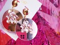 De esas piezas que enamoran ✨💕.   Aros de bases acrílicas rosadas metalizadas decoradas con cristales con bases doradas de baño de oro.  Info: al Dm 📩 o por Whatsapp. Envíos a todo #Chile.  #CreacionesAlug #aros #zarcillos #accesoriospersonalizados #model #tbt #aretes #barbie #moda #pink #tendencia #santiagodechile #fashionblogger