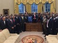 Trump: -Qué bueno que guardé todo lo que estaba en mi escritorio.