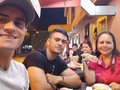 Mamá y hermano.