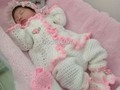 Bella princesita con su ajuar y manta de @crochetgda super cómoda y elegante 💕