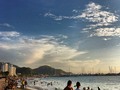 ATARDECER BAHÍA DE SANTA MARTA #santamarta #colombia #endorfinasmode #ig_colombia #igerscolombia #enmicolombia #day #bike #ride #sunday #barranquilla #cicloaventura #bahía #atardecer #getdark #sun #sky #cloud #people #beach #building