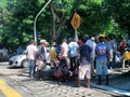 Accidente En Barranquilla Lo Ayudaron...Pero A Desvalijarle la moto Le Robaron Los Zapatos El Casco Y La Billetera 😂😂✌ Estamos En Colombia Fue El De Camiseta Azul Si Ese El De Los Brazos cruzados #crash #crazypeople #barranquilla #city #instapic