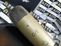 El increíble micrófono de condensador Behringer C1 es la opción perfecta para independientes y expertos en grabación y producción musical. Su durabilidad, su simpleza y su inmejorable relación calidad y precio lo convierten en la mejor opción en audio para tu home studio.