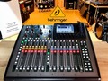 Consola de mezclas digital compacta de 40 entradas y 25 buses con 16 preamplificadores Midas programables, 17 faders motorizados, LCD de canales, interfaz de audio de 32 canales. 🎙🎶