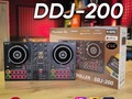 DDJ-200 Dale tu propio toque a la música mientras mezclas para amigos en fiestas. Reproduce pistas a través de tu smartphone o PC/Mac con una gran variedad de aplicaciones y software para DJ, incluida nuestra aplicación gratuita dedicada WeDJ para iPhone o WeDJ para Android, así como djay y edjing Mix .