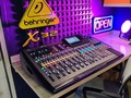 X32  Consola Digital 32 canales • 32 entradas MIDAS PRO en conector XLR. • 16 salidas XLR. • 6 entradas AUX. • 6 salidas AUX. • 6 MATRICES. • 4 Salidas dedicadas para monitor / control room. • 25 faders motorizados. • 25 buses de mezcla. • Interfaz multitrack de 32 canales. • 2 Conexiones AES50. • 1 conexión ULTRANET. • 1 conexión ethernet para control remoto.