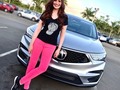 Un día como hoy, hace un año, salí corriendo de grabar e hice una parada en @bellagroup para saludar al super team en mi #acurardx @acurapr 🇵🇷❤️ Son super nice y de la guagua, honestamente, cero quejas. Es BELLA 💙 #teambella #tbt P. S. Andaba insoportable con 🚙 nuevo, mis jeans neon y camisa de brillo de @theloopurbanlifestyle 🤣🙌🏻🎉
