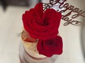 Que linda esta rosa en forma de corazón 💖 Red velvet especial, con flores naturales, fresas y topper de feliz cumpleaños 🎂 #quedateencasa #cuarentena #tortasmedellín #cumpleaños
