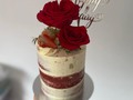 Que linda esta rosa en forma de corazón 💖 Red velvet especial, con flores naturales, fresas y topper de feliz cumpleaños 🎂 #quedateencasa #cuarentena #tortasmedellín #cumpleaños