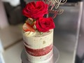 Que linda esta rosa en forma de corazón 💖 Red velvet especial, con flores naturales, fresas y topper de feliz cumpleaños 🎂 #quedateencasa #cuarentena #tortasmedellín #cumpleaños