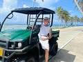 Un chico lindo manejando una mulita en San Andrés 🛻🌊