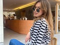 Saquito y jeans🖤🤍 La selfie que me tomé mientras trabajaba porque no superaba mi pelo en el reflejo del computador 😂 Swipe para verla (es la 3)   . #ootd #blowout #outfitinspiration #outfitpost #ropacolombiana