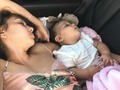 😴 Un viaje en el tiempo... Por lo menos en el dormir nos parecemos? 😂 Siempre nos hemos acomodado para descansar, aquí una muestra ¿Quién se ve más cansada?👇🏼 #baby #mom @evalunapardor