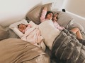😴 Un viaje en el tiempo... Por lo menos en el dormir nos parecemos? 😂 Siempre nos hemos acomodado para descansar, aquí una muestra ¿Quién se ve más cansada?👇🏼 #baby #mom @evalunapardor