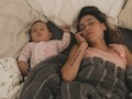 😴 Un viaje en el tiempo... Por lo menos en el dormir nos parecemos? 😂 Siempre nos hemos acomodado para descansar, aquí una muestra ¿Quién se ve más cansada?👇🏼 #baby #mom @evalunapardor