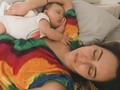 😴 Un viaje en el tiempo... Por lo menos en el dormir nos parecemos? 😂 Siempre nos hemos acomodado para descansar, aquí una muestra ¿Quién se ve más cansada?👇🏼 #baby #mom @evalunapardor