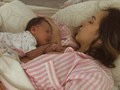 😴 Un viaje en el tiempo... Por lo menos en el dormir nos parecemos? 😂 Siempre nos hemos acomodado para descansar, aquí una muestra ¿Quién se ve más cansada?👇🏼 #baby #mom @evalunapardor