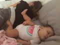 😴 Un viaje en el tiempo... Por lo menos en el dormir nos parecemos? 😂 Siempre nos hemos acomodado para descansar, aquí una muestra ¿Quién se ve más cansada?👇🏼 #baby #mom @evalunapardor