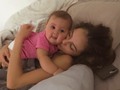 😴 Un viaje en el tiempo... Por lo menos en el dormir nos parecemos? 😂 Siempre nos hemos acomodado para descansar, aquí una muestra ¿Quién se ve más cansada?👇🏼 #baby #mom @evalunapardor