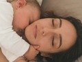 😴 Un viaje en el tiempo... Por lo menos en el dormir nos parecemos? 😂 Siempre nos hemos acomodado para descansar, aquí una muestra ¿Quién se ve más cansada?👇🏼 #baby #mom @evalunapardor